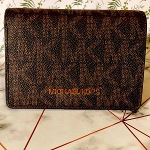Michael Kors  Logo Wallet in perfect condition I bought it  and never used it
